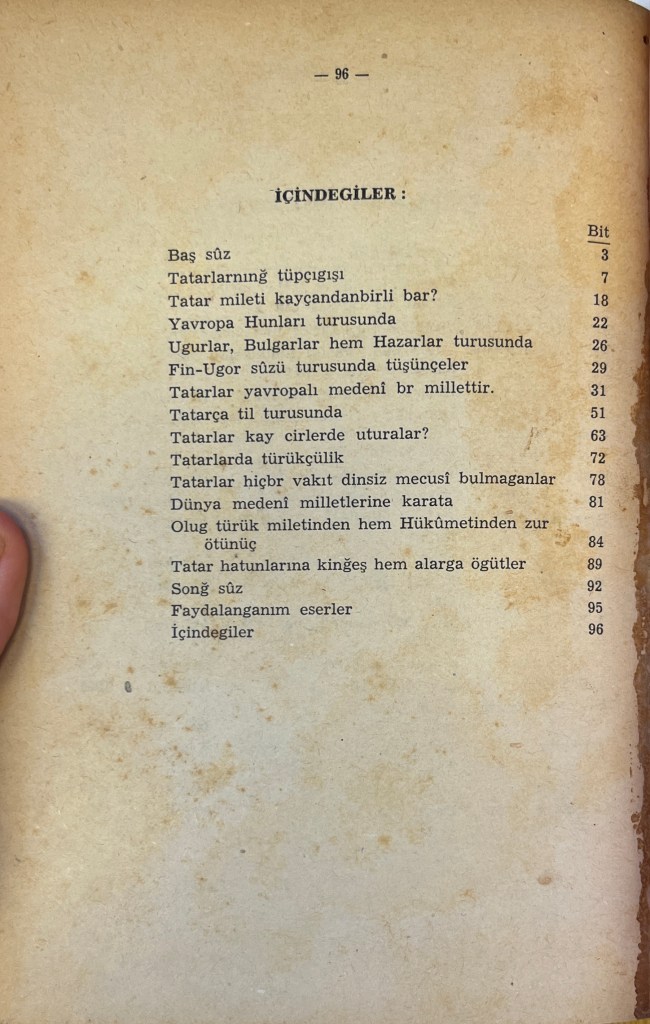 Cream-coloured page with text in black ink in Latin script in the middle.